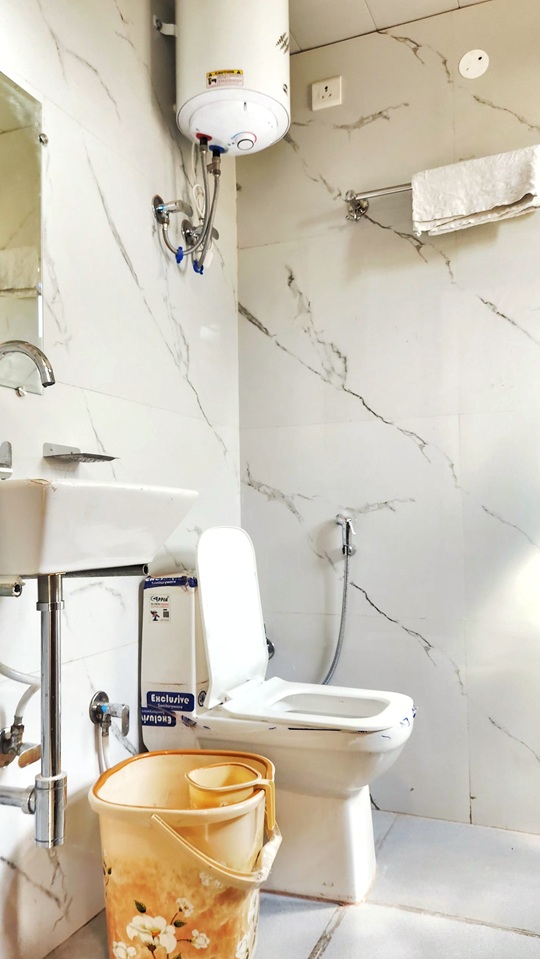 Attached bathroom in PG near Delhi Airport
