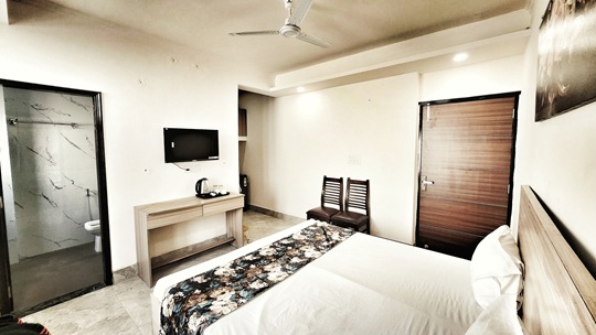 Premium PG amenities near Aerocity