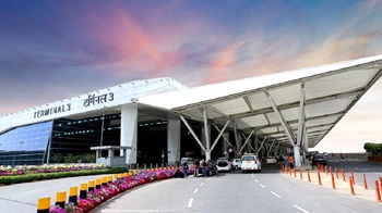 Late-night survival guide at IGI Delhi Airport – shuttles, food & safety