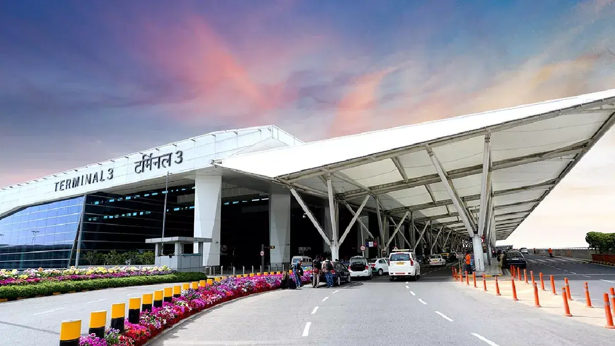 Late-night survival guide at IGI Delhi Airport – shuttles, food & safety